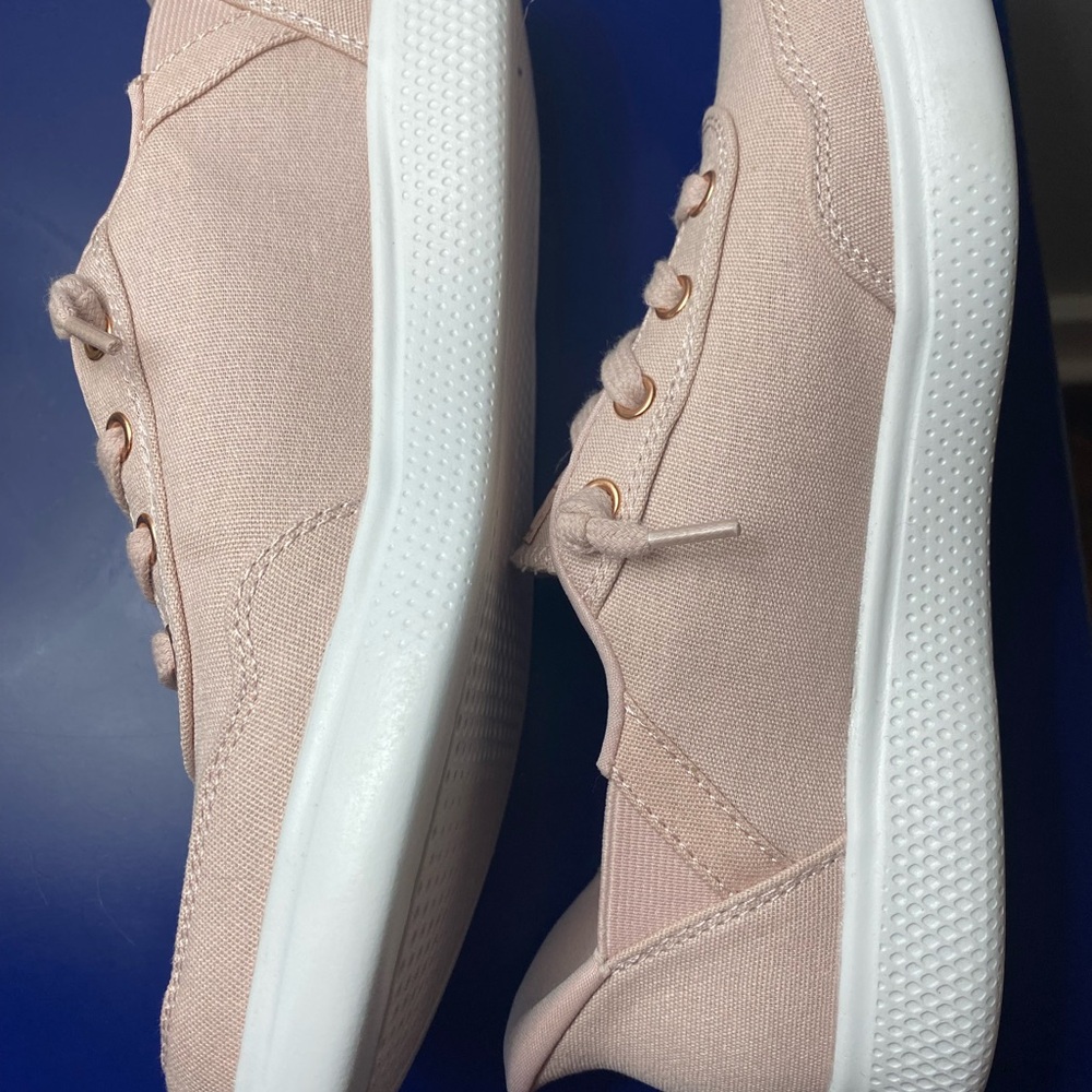 Women's Blush Pink Canvas Skechers Sneakers - Size 6.5